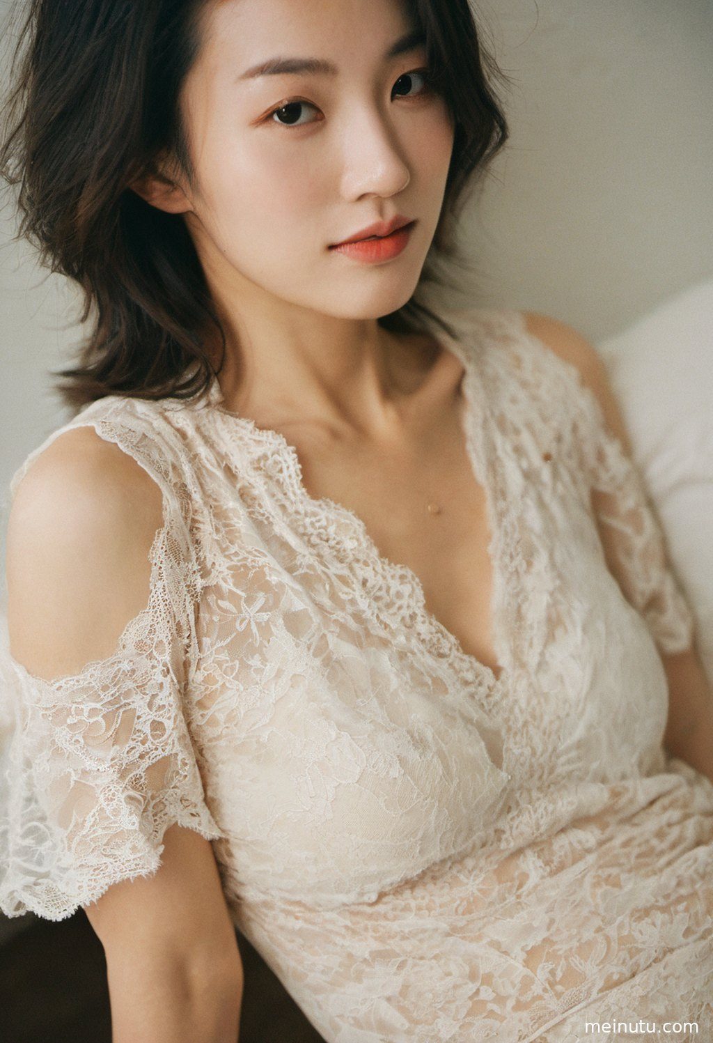 海浪轻拍沙滩，成年女性半身构图，光影勾勒出迷人线条。
