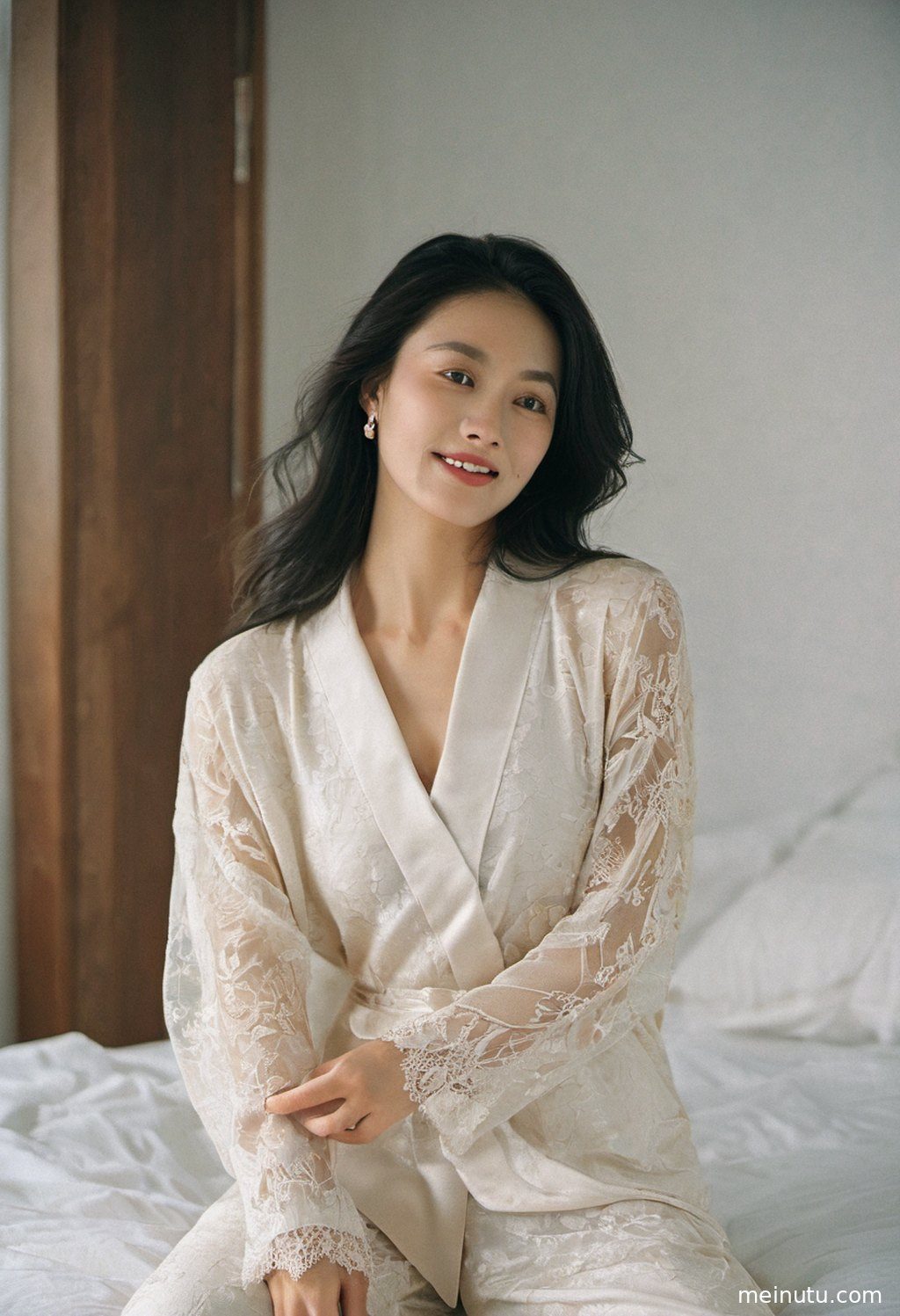 全身构图展示成年女性的街拍穿搭，暖色侧光强调服装的层次与细节。