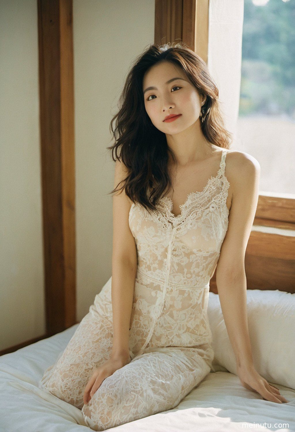 逆光下的海边，成年女性的侧影在柔和光晕中散发神秘魅力。