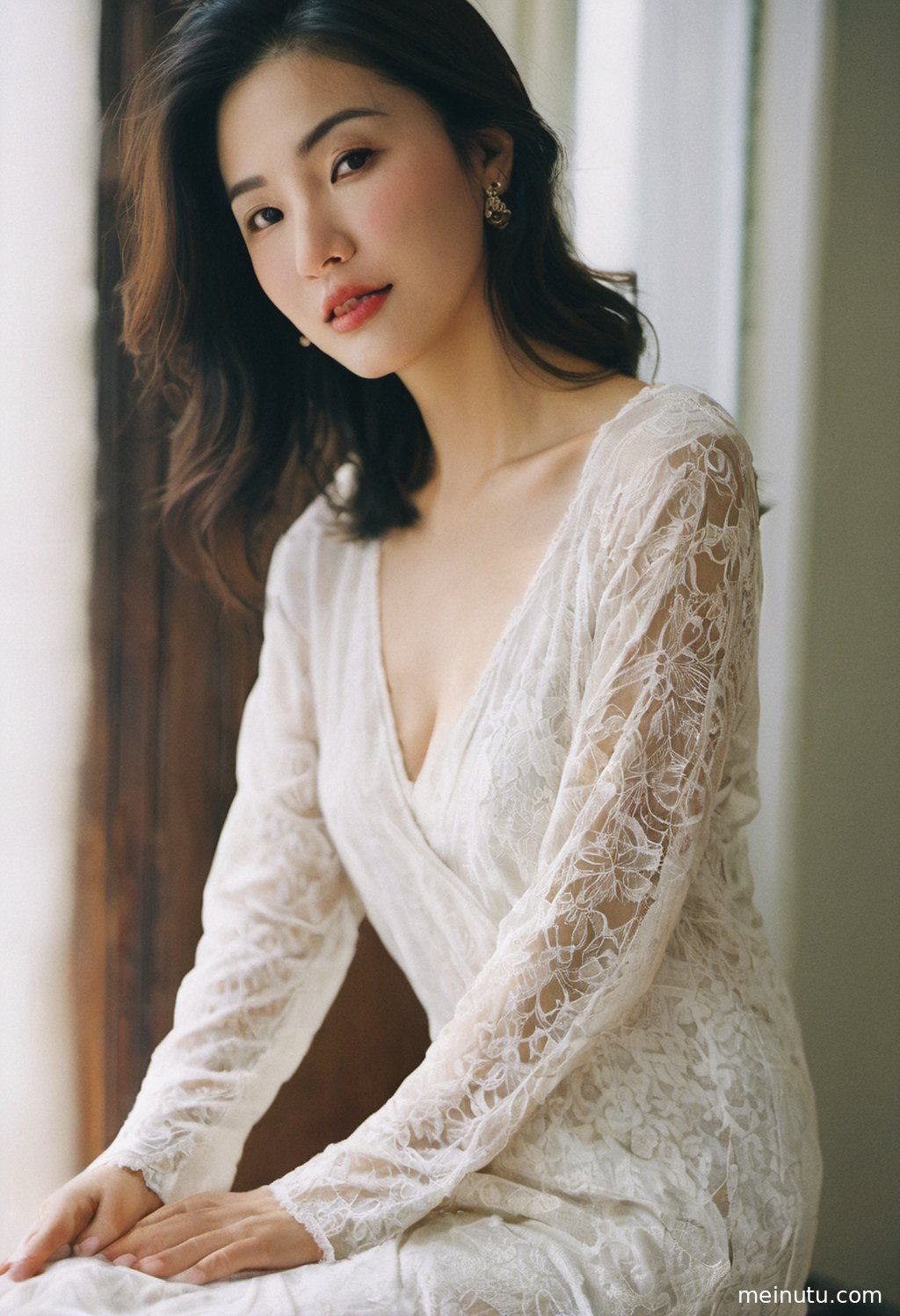 身着时尚便服的成年女性，在街头巷尾的暖色侧光下回眸。