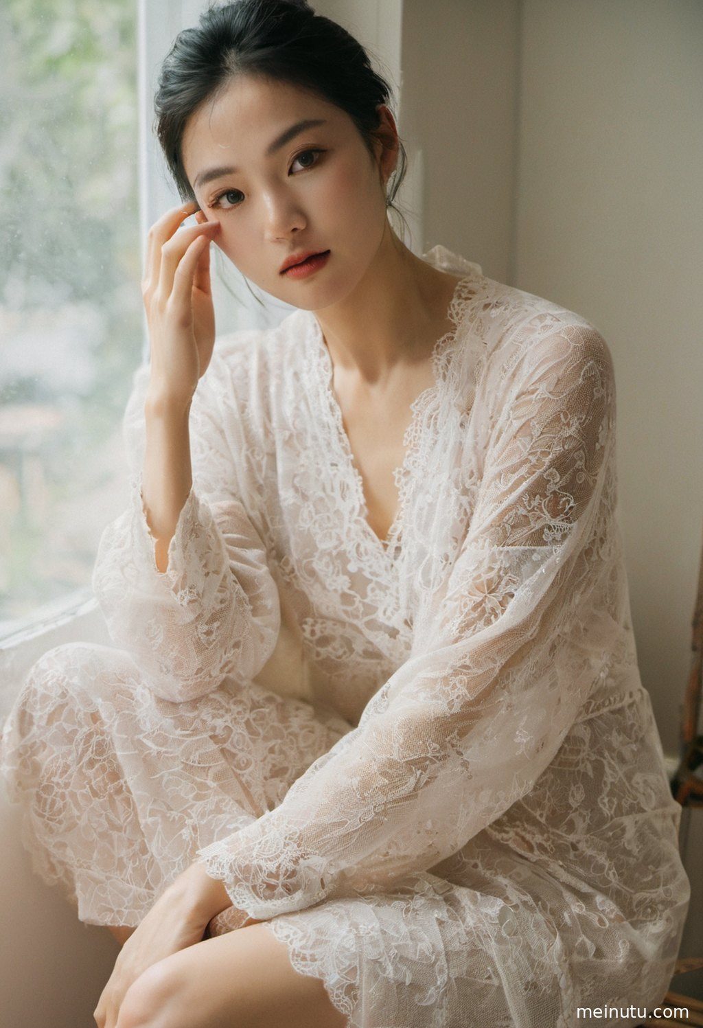 一位成年女子在午后暖阳下，侧身倚靠在复古墙边，光影勾勒迷人身姿。