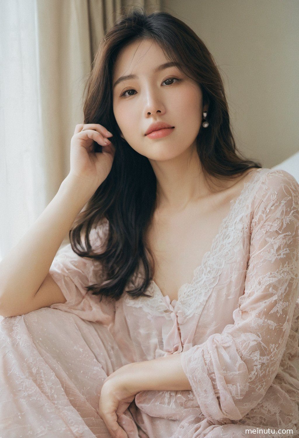 黄昏暖色侧光下，一位成年女性在私房空间展现慵懒姿态。