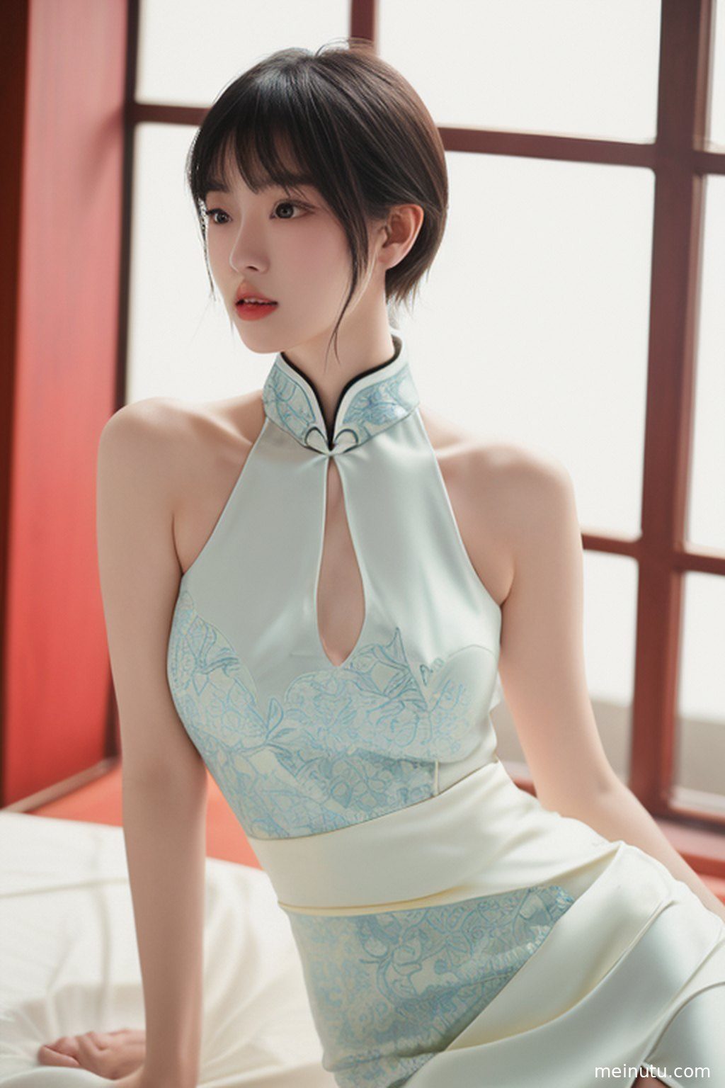 全身照，年轻成年女性身穿白色旗袍在复古走廊中回眸，光线洒落在肩头。
