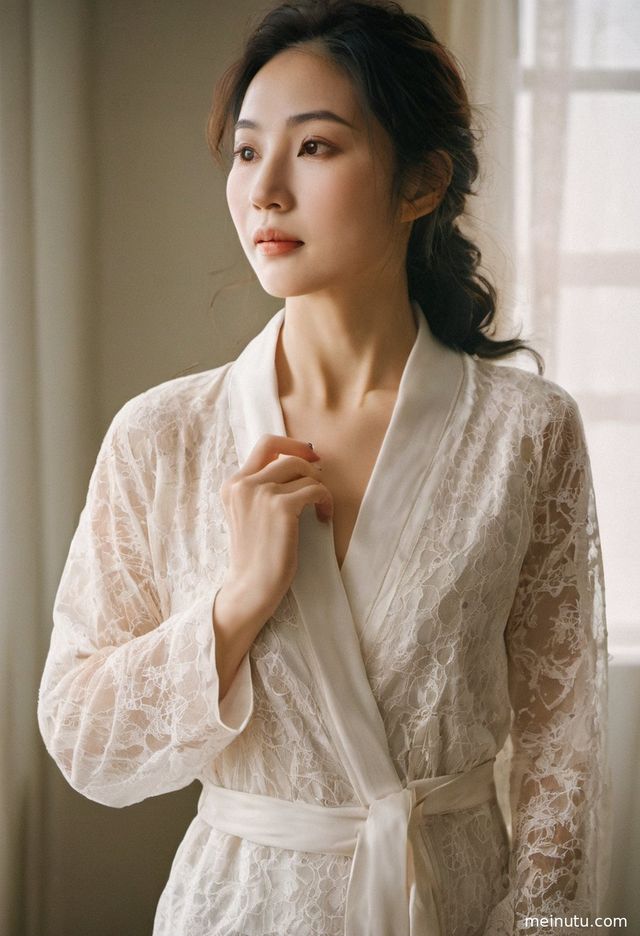成年女性在海边逆光下，面容在柔和光线下显得格外动人。